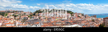 Vista panoramica di Lisbona da Sao Pedro de Alcantara viewpoint - Miradouro in Portogallo Foto Stock