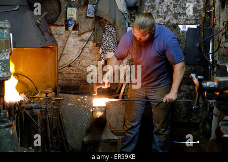 Un fabbro al lavoro nel suo forge a Southsea England Regno Unito Foto Stock