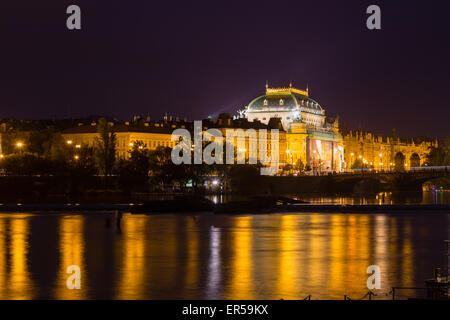 Teatro Nazionale di notte a Praga sul fiume Moldava Foto Stock