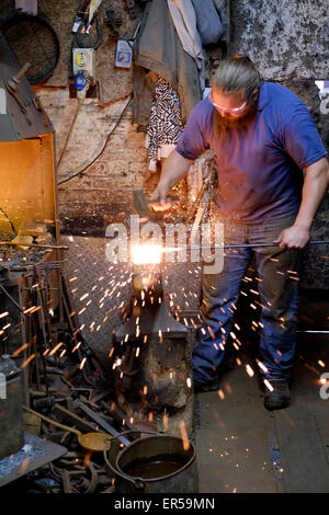 Un fabbro al lavoro nel suo forge a Southsea England Regno Unito Foto Stock