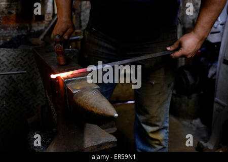 Un fabbro al lavoro nel suo forge a Southsea England Regno Unito Foto Stock