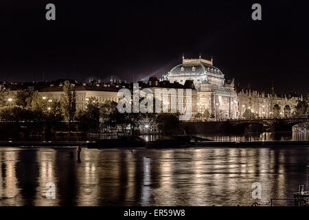 Teatro Nazionale di notte a Praga sul fiume Moldava Foto Stock