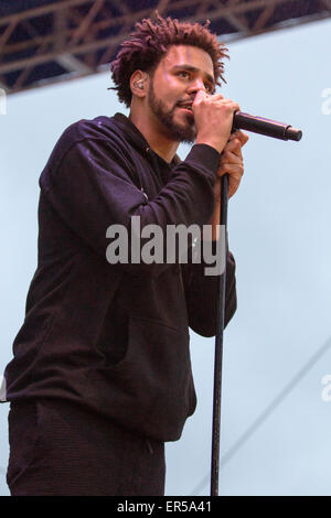 Shakopee, Minnesota, Stati Uniti d'America. Xxiv Maggio, 2015. Il cantante J. COLE si esibisce dal vivo sul palco del Soundset music festival a Canterbury Park in Shankopee, Minnesota © Daniel DeSlover/ZUMA filo/Alamy Live News Foto Stock