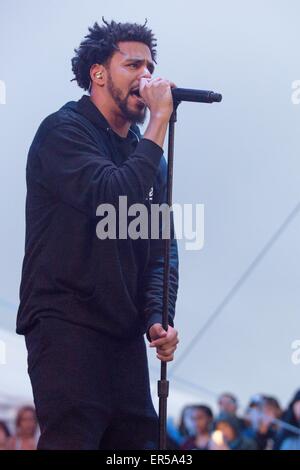 Shakopee, Minnesota, Stati Uniti d'America. Xxiv Maggio, 2015. Il cantante J. COLE si esibisce dal vivo sul palco del Soundset music festival a Canterbury Park in Shankopee, Minnesota © Daniel DeSlover/ZUMA filo/Alamy Live News Foto Stock