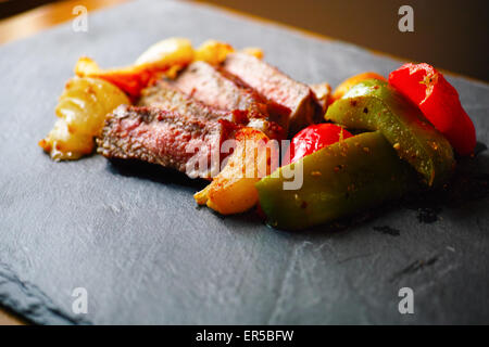 Bistecca alla griglia affettato con verdure Foto Stock