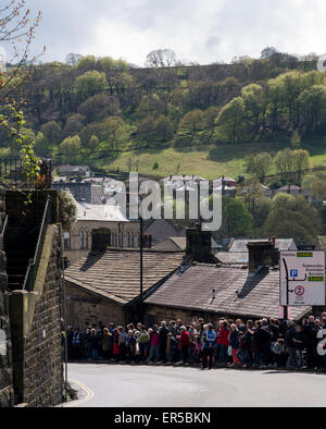 Folla in attesa per l arrivo di piloti al Tour de Yorkshire cycle race a Hebden Bridge Foto Stock