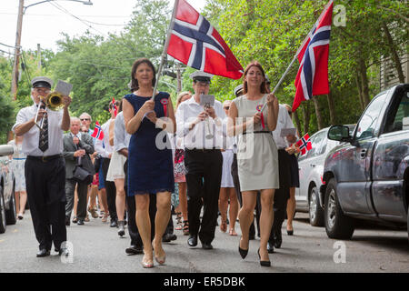 New Orleans, Louisiana - Norwegian-Americans sfilata per i marinai norvegesi la Chiesa a celebrare il Giorno della Costituzione. Foto Stock