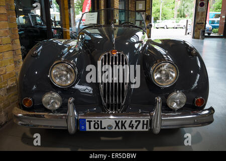 Berlino - 10 Maggio 2015: La roadster Jaguar XK140. Ventottesima Berlin-Brandenburg Oldtimer giorno Foto Stock