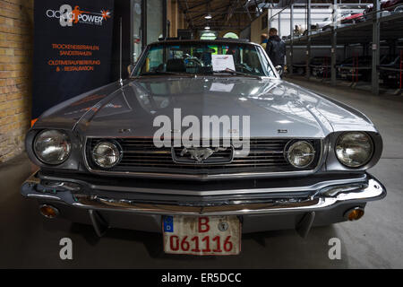 Berlino - 10 Maggio 2015: Pony auto Ford Mustang (prima generazione). Ventottesima Berlin-Brandenburg Oldtimer giorno Foto Stock