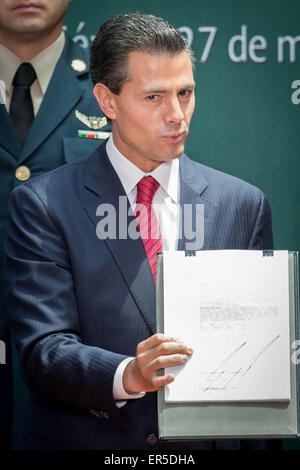 Città del Messico. 27 Maggio, 2015. Il Presidente messicano Enrique Peña Nieto (C) mostra il documento di attuazione della riforma che crea la nazionale anti-corruzione sistema, al Palazzo Nazionale di Città del Messico, capitale del Messico, il 27 maggio 2015. Credito: Pedro Mera/Xinhua/Alamy Live News Foto Stock