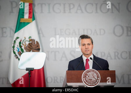 Città del Messico. 27 Maggio, 2015. Il Presidente messicano Enrique Peña Nieto prende parte alla cerimonia di promulgazione del documento che crea la nazionale anti-corruzione sistema, al Palazzo Nazionale di Città del Messico, capitale del Messico, il 27 maggio 2015. Credito: Pedro Mera/Xinhua/Alamy Live News Foto Stock