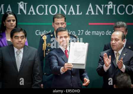 Città del Messico. 27 Maggio, 2015. Il Presidente messicano Enrique Peña Nieto (C) mostra il documento di attuazione della riforma che crea la nazionale anti-corruzione sistema, al Palazzo Nazionale di Città del Messico, capitale del Messico, il 27 maggio 2015. Credito: Pedro Mera/Xinhua/Alamy Live News Foto Stock