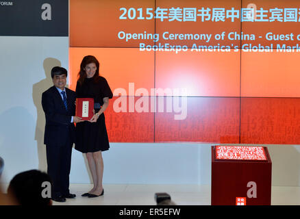 (150527) -- NEW YORK, 27 maggio 2015 (Xinhua) -- Wu Shangzhi(L), vice ministro cinese dell'amministrazione dello Stato di stampa, pubblicazione, radio, cinema e televisione, dà un libro come doni di Linda Johnson, Presidente e CEO di Brooklyn biblioteca pubblica durante la cerimonia di apertura del China-Guest d'onore 2015 BookExpo America del mercato globale Forum di New York, gli Stati Uniti, il 27 maggio 2015. Portando in quasi 10.000 titoli di libri da alcuni editori 150, la Cina è venuto sotto la luce dei riflettori in questo "pubblicazione e capitale culturale del mondo' come BookExpo America (BEA) 2015 ha dato dei calci a fuori della città di New York Foto Stock