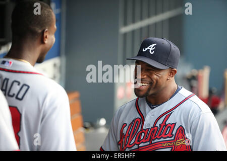 Los Angeles, CA, Stati Uniti d'America. 26 Maggio, 2015. Atlanta Braves center fielder Eric Young Jr. #4 condivide una buona risata con Atlanta Braves sinistra fielder Dian Toscano #13 prima che il gioco nel gioco tra il Atlanta Braves e Los Angeles Dodgers, il Dodger Stadium di Los Angeles, CA. Fotografo: Pietro Joneleit © csm/Alamy Live News Foto Stock