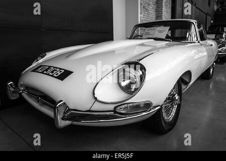 Berlino - 10 Maggio 2015: britannico vettura sportiva Jaguar E-Type (Jaguar XK-E). In bianco e nero. Ventottesima Berlin-Brandenburg Oldtimer giorno Foto Stock