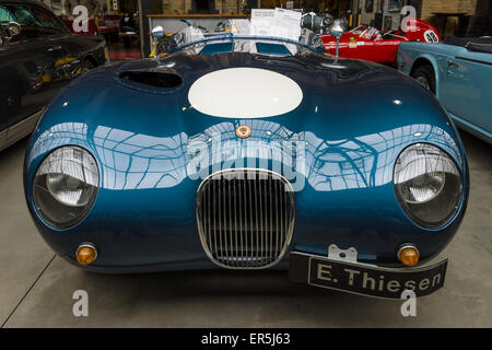 Berlino - 10 Maggio 2015: Racing vettura sportiva Jaguar C-tipo Proteus, 1954. La ventottesima Berlin-Brandenburg Oldtimer giorno Foto Stock