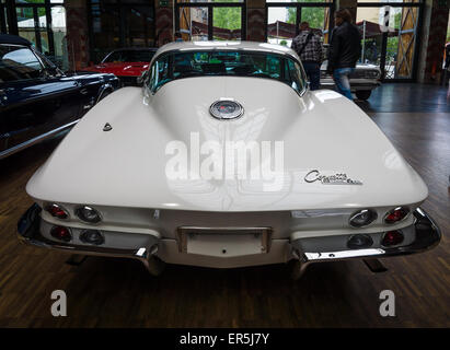 Berlino - 10 Maggio 2015: Sport Auto Chevrolet Corvette C2) Sting Ray Coupe. Vista posteriore. Ventottesima Berlin-Brandenburg Oldtimer giorno Foto Stock