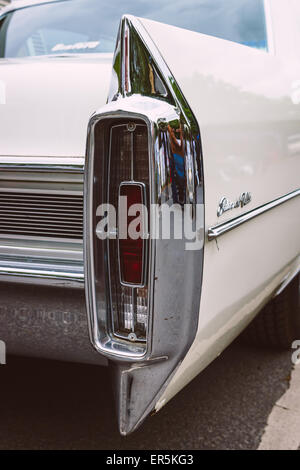 Le luci di stop posteriori full-size auto di lusso Cadillac Sedan De Ville. Foto Stock
