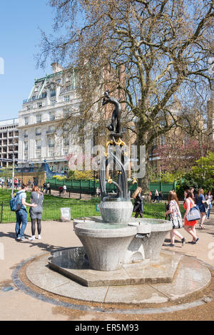 La Fontana Diana e la statua nel parco verde, City of Westminster, Londra, Inghilterra, Regno Unito Foto Stock