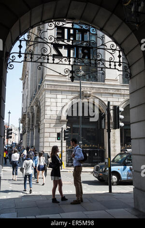 Coppia giovane al di fuori del Ritz Hotel Londra, Piccadilly, City of Westminster, Londra, Inghilterra, Regno Unito Foto Stock