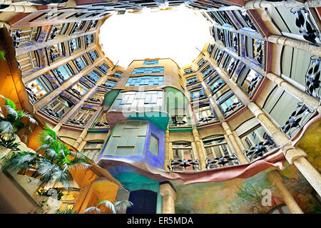 Casa Mila e Casa Milà, La Pedrera, atrio, architetto Antoni Gaudi, Sito Patrimonio Mondiale dell'UNESCO Casa Milà, modernista catalano archi Foto Stock