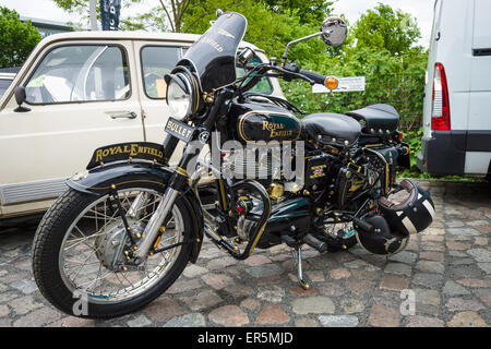 Berlino - 10 Maggio 2015: Moto Royal Enfield Bullet 350 Classic. Ventottesima Berlin-Brandenburg Oldtimer giorno Foto Stock