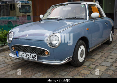 Berlino - 10 Maggio 2015: City car Nissan Figaro, 1991. La ventottesima Berlin-Brandenburg Oldtimer giorno Foto Stock