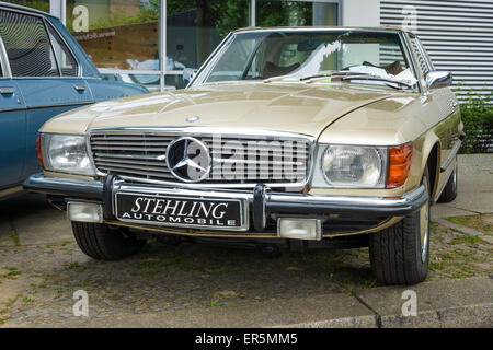 Berlino - 10 Maggio 2015: Roadster Mercedes-Benz 350SL (R107), 1972. La ventottesima Berlin-Brandenburg Oldtimer giorno Foto Stock