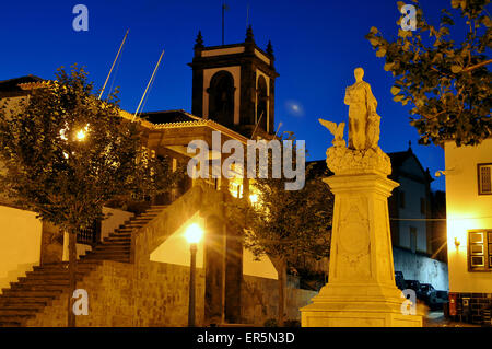 Presso il municipio con monumento, Praia da Vitoria, isola di Terceira, Azzorre, Portogallo Foto Stock