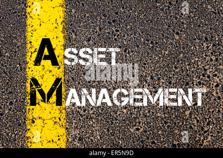 Concetto di immagine del Business acronimo AM come Asset Management ha scritto sopra la segnaletica stradale vernice gialla linea. Foto Stock