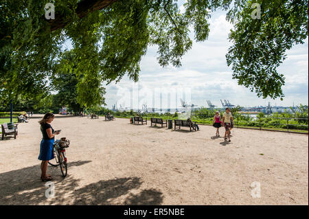 Altona terrazze con il porto di Amburgo in backround, Amburgo, Germania Foto Stock