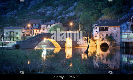 Il ponte di pietra, Stari Most al crepuscolo, Rijeka Crnojevica, il Lago di Scutari Parco Nazionale, Montenegro, dei paesi dei Balcani occidentali, Europa Foto Stock