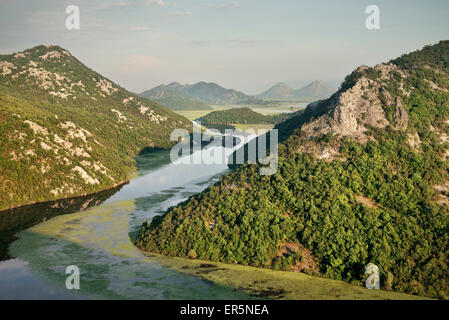 Vista del fiume ansa del fiume Crnojevica fiume, lago di Scutari Parco Nazionale, Montenegro, dei paesi dei Balcani occidentali, Europa Foto Stock