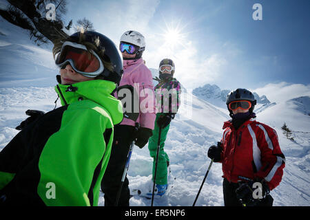 Quattro bambini indossare skiwear nella neve, stazione sciistica Ladurns, Colle Isarco, Alto Adige, Italia Foto Stock