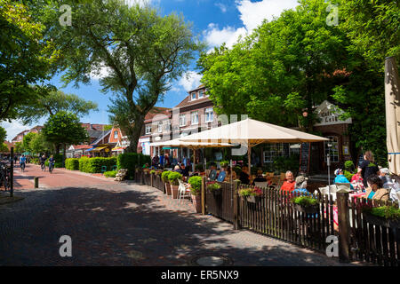 Bar e ristoranti in strada Barkhausen, Langeoog, Langeoog isola, mare del Nord est delle Isole Frisone, Frisia orientale, inferiore Saxo Foto Stock