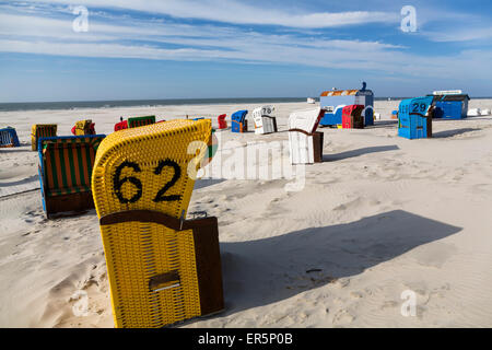 Sedie a sdraio sulla spiaggia, Juist isola, mare del Nord est delle Isole Frisone, Frisia orientale, Bassa Sassonia, Germania, Europa Foto Stock