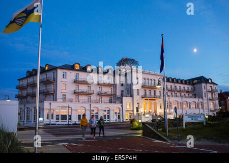 Spa Hotel al tramonto, Juist Isola, Nationalpark, Mare del Nord est delle Isole Frisone, Frisia orientale, Bassa Sassonia, Germania, Europa Foto Stock