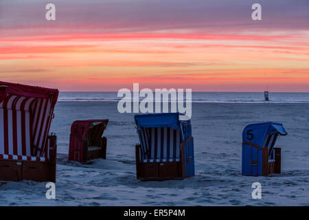 Spiaggia e sdraio in spiaggia al tramonto, Juist Isola, Nationalpark, Mare del Nord est delle Isole Frisone, Frisia orientale, Bassa Sassonia, Tedesco Foto Stock