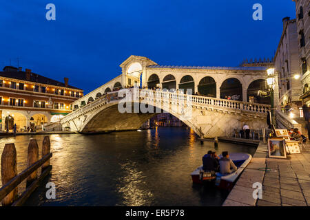 Il Canal Grande con il ponte di Rialto a crepuscolo, Venezia, Veneto, Italia, Europa Foto Stock