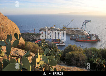 Naufragio della Costa Concordia vicino a Giglio Porto Isola del Giglio nel Mar Tirreno, a sud della Toscana, Toscana, Italia Foto Stock