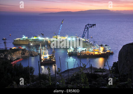 Naufragio della Costa Concordia vicino a Giglio Porto Isola del Giglio nel Mar Tirreno, a sud della Toscana, Toscana, Italia Foto Stock