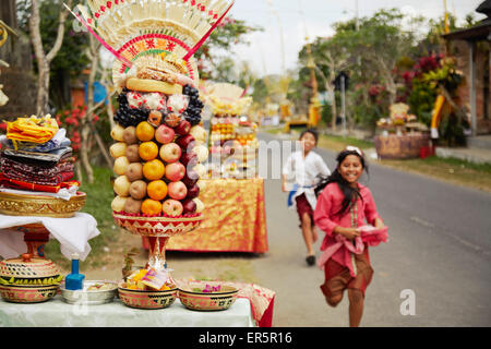 Decorate offrono tavoli lungo una strada, Tugu Br. Tinungan, Bali, Indonesia Foto Stock