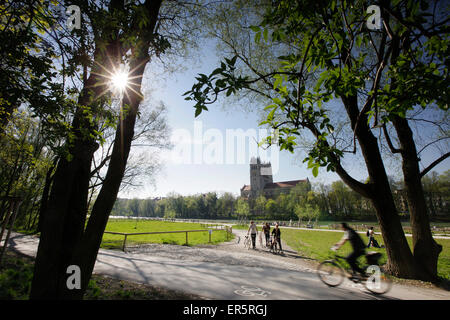 Vista sul fiume Isar alla chiesa San Massimiliano, Monaco di Baviera, Germania Foto Stock