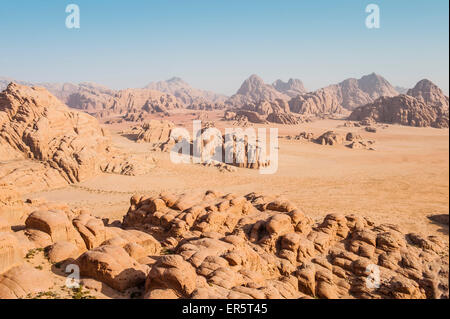 Il paesaggio del deserto con formazioni rocciose, Wadi Rum, Giordania, Medio Oriente Foto Stock