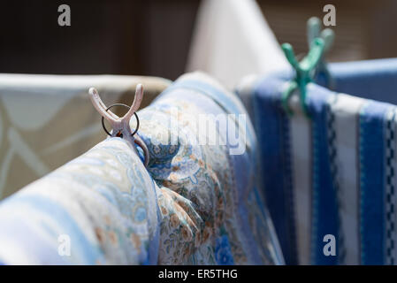 Alcune coperte giacente fuori nel sole per asciugare, tenuto in posizione con una fascetta. Foto Stock