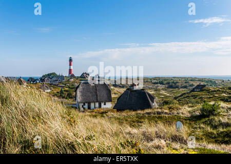 Faro e case col tetto di paglia nelle dune, Hoernum, Sylt, Schleswig-Holstein, Germania Foto Stock