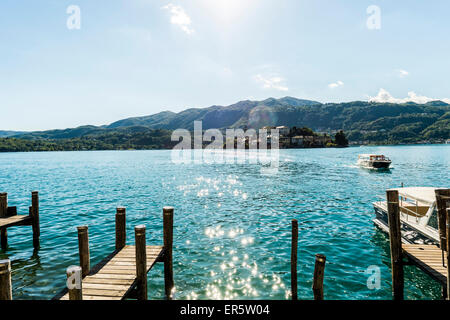 Vista sul lago d'Orta all' Isola di San Giulio, a Orta San Giulio, Piemonte, Italia Foto Stock