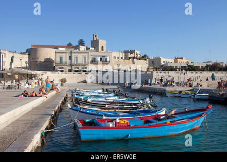 Pescherecci nel porto di Otranto Mare Adriatico, provincia di Lecce, Puglia, penisola salentina, Italia, Europa Foto Stock