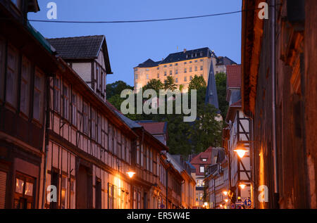 Alley con case con travi di legno e la vista del castello, Blankenburg, Harz, Sassonia-Anhalt, Germania, Europa Foto Stock