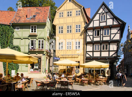 Tipiche case a graticcio e cafe a Hoken, Quedlinburg, Harz, Sassonia-Anhalt, Germania, Europa Foto Stock